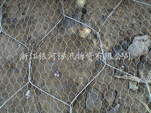 在水库泄洪口两岸采用密目网箱保护,效果良好。